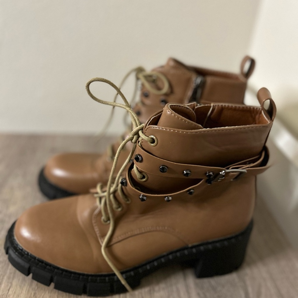 Stylish Tan Ankle Boots - Picture 3 of 7